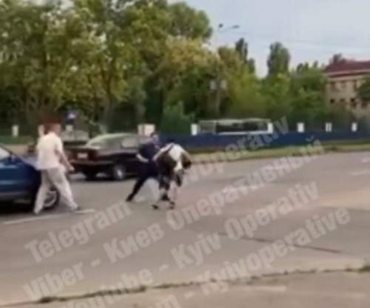 В Киеве мужчина бросался под колеса авто. Видео