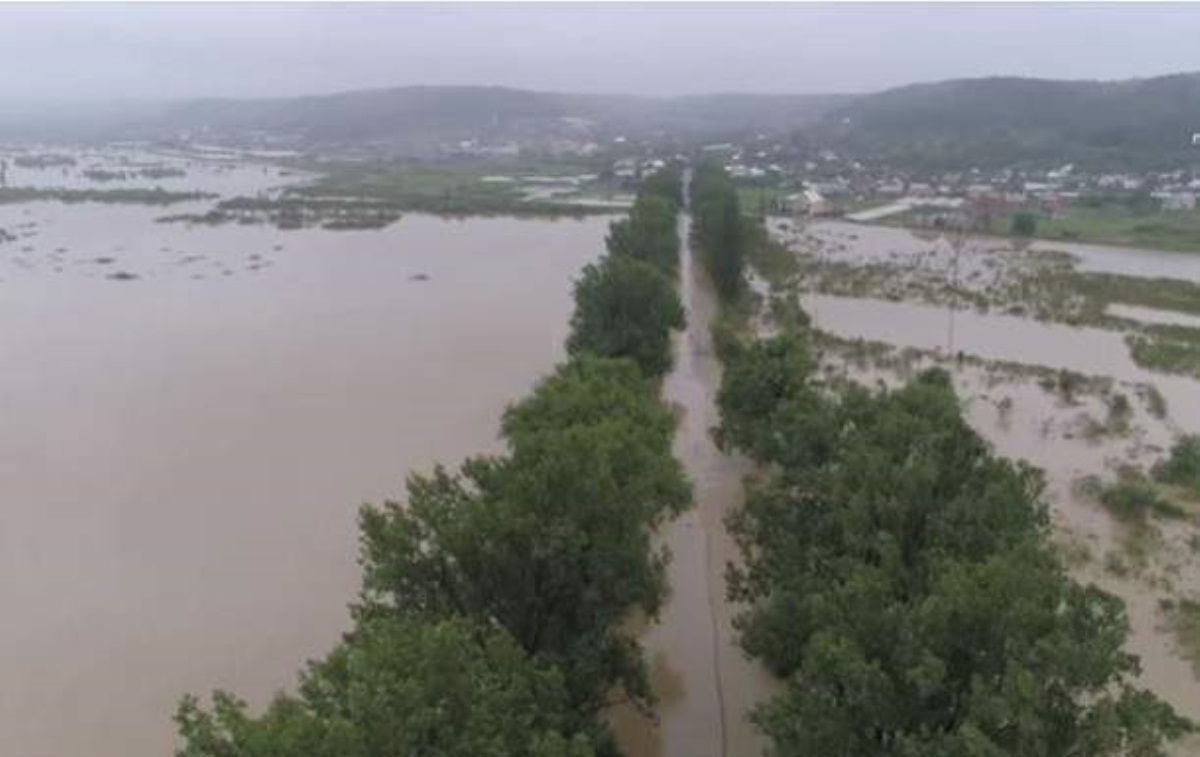 Разгул стихии: наводнение на Закарпатье показали с высоты птичьего полета