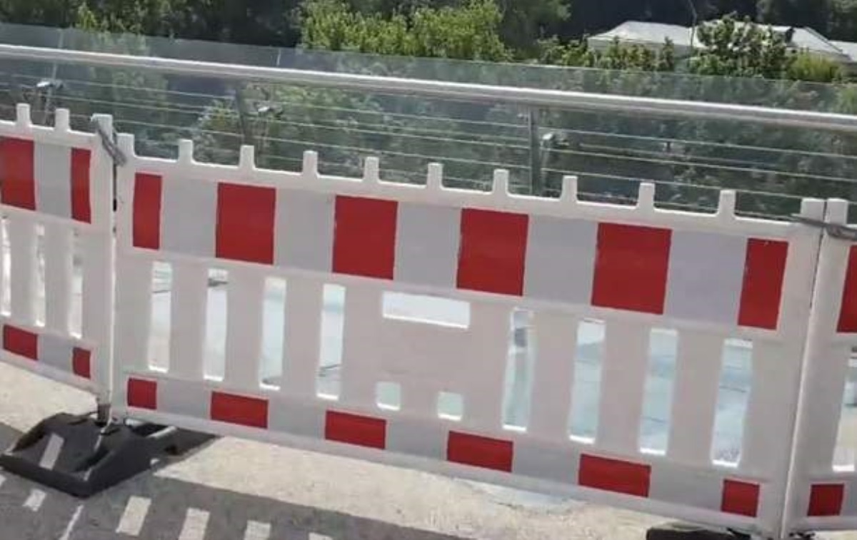 Стекла нового моста в Киеве отгородили забором. Видео