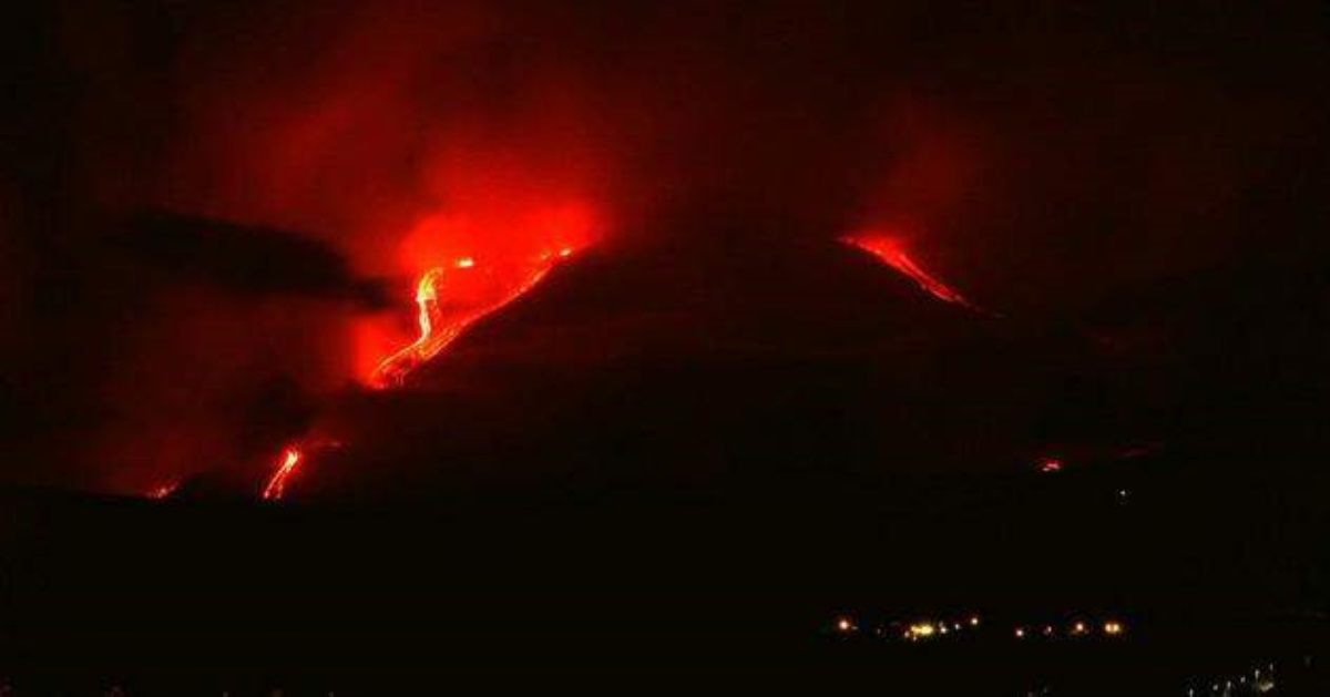 В Италии проснулась Этна: впечатляющие кадры извержения