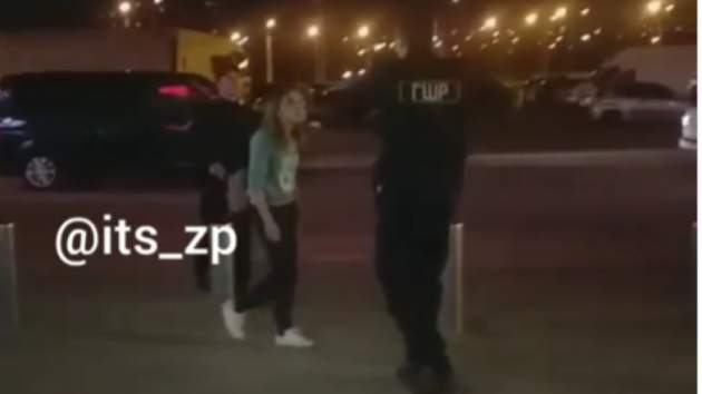 В Запорожье школьница разгромила авто и избила охранников