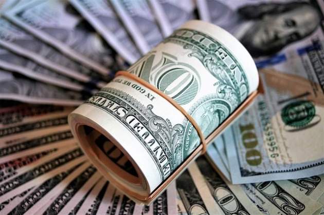 Доллар дешевеет: аналитик спрогнозировал новый курс