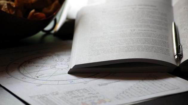 Лучше сидеть дома: астролог предупредил об опасностях первых дней мая