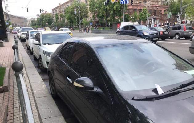 В Киеве водителям начали оставлять новые послания на авто. Фото