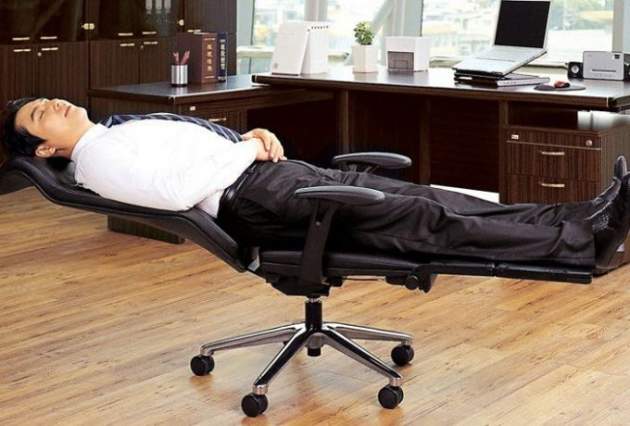 Это офисное кресло позволяет комфортно выспаться на работе