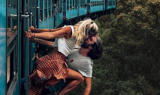 Сумасшедший риск: в Сети показали пугающий снимок поцелуя в поезде