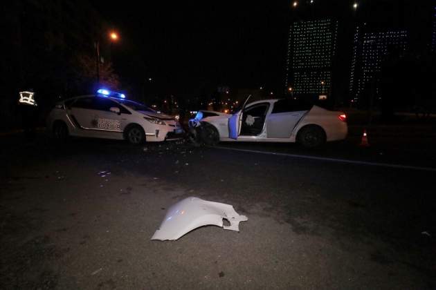 В Киеве полицейский Prius лоб в лоб столкнулся с BMW: есть пострадавшие