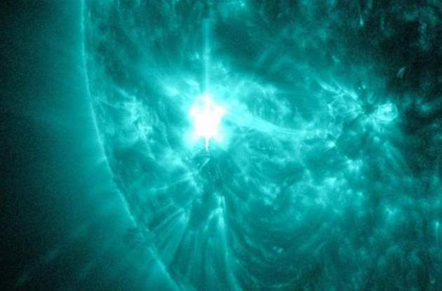 Ученые напуганы: огромное солнечное пятно разворачивается в сторону Земли