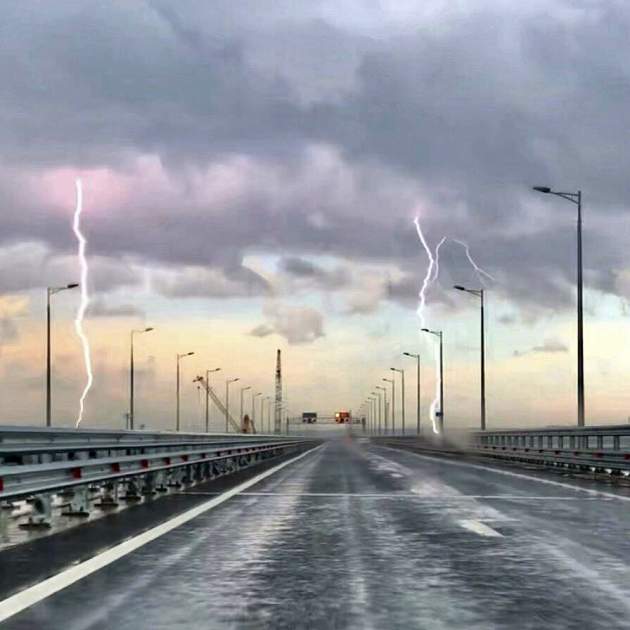 Молнии на Керченском мосту: эксперт объяснил, что будет при регулярных ударах стихии