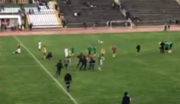 Украинские болельщики избили арбитра после матча. Видео