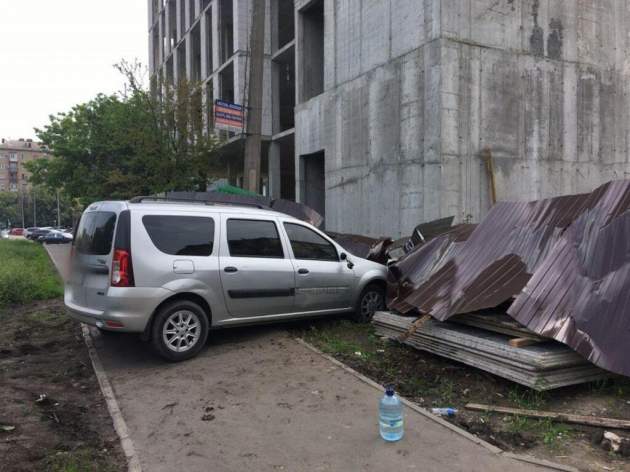 В Киеве автомобиль влетел в отца с ребенком на тротуаре