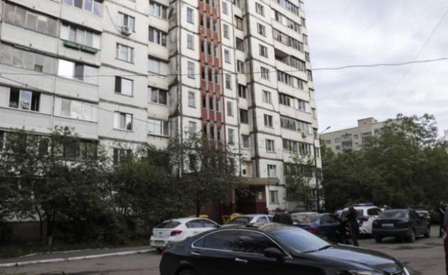 В Киеве из окна многоэтажки выпал школьник: подробности трагедии