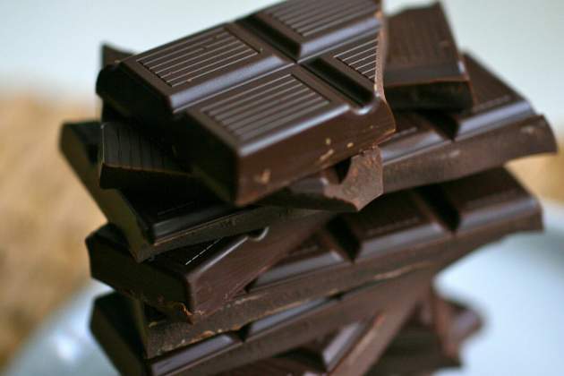 Гипертоникам порекомендовали почаще употреблять темный шоколад