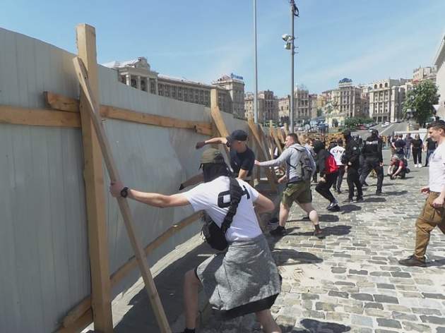 Группа активистов, в том числе из С14 и Нацкорпуса, "спонтанно" снесла забор на Институтской в центре Киева