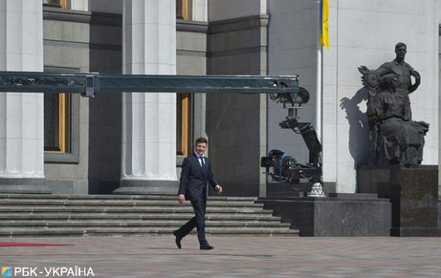 Зеленский запретил развешивать свои портреты в кабинетах чиновников