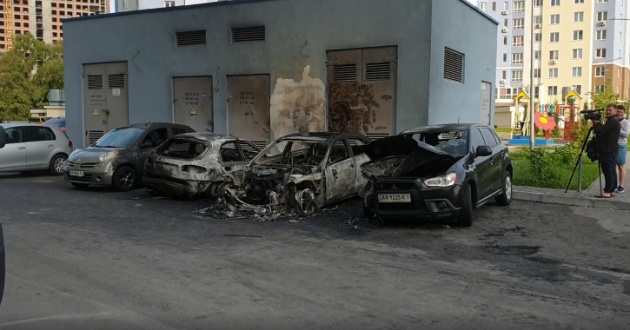 Пожарные не смогли добраться: в Киеве сожгли несколько авто. Видео
