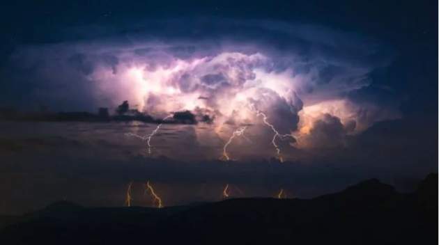 Под гром и молнии над городом вознесся жуткий уродец: кадры, от которых волосы дыбом