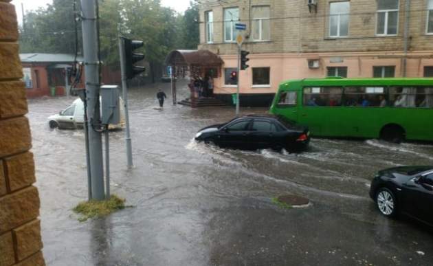 Город ушел под воду: мощный ливень обрушился на Харьков