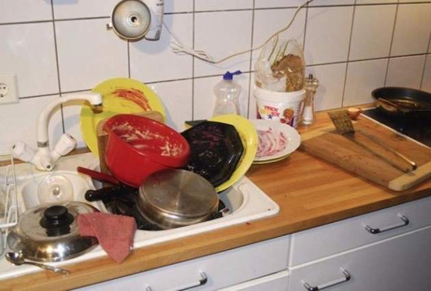 Почему не стоит оставлять на ночь грязную посуду