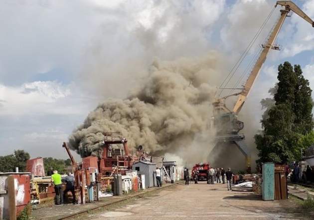 В Киеве загорелся бывший завод Порошенко