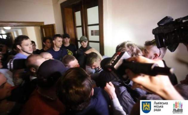 Группа молодых людей взяла штурмом Львовскую мэрию. Видео