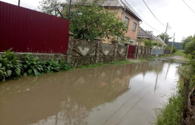 В Украине река из-за сильных ливней сменила русло: фото и видео потопа