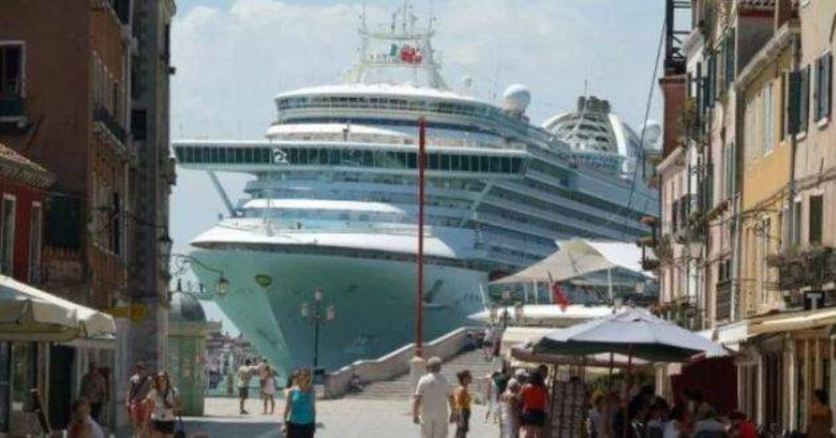 В Венеции круизный лайнер протаранил теплоход с туристами