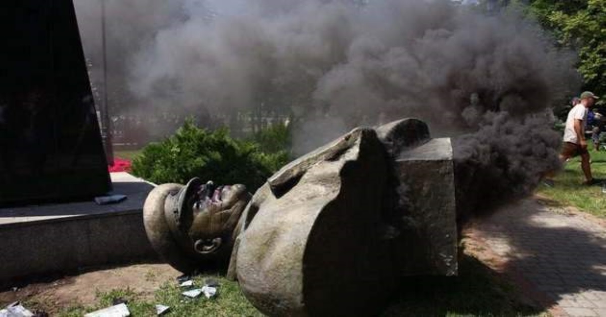 В Харькове снесли скандальный советский памятник