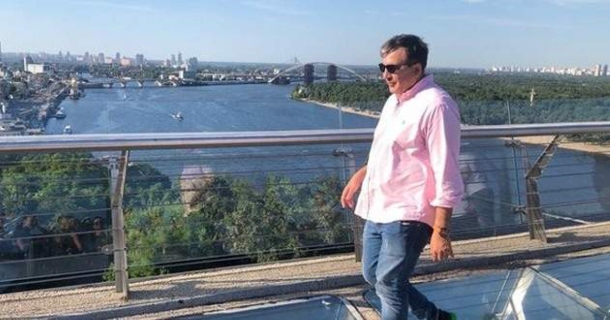 Саакашвили гулял по Киеву в дорогущих кроссовках