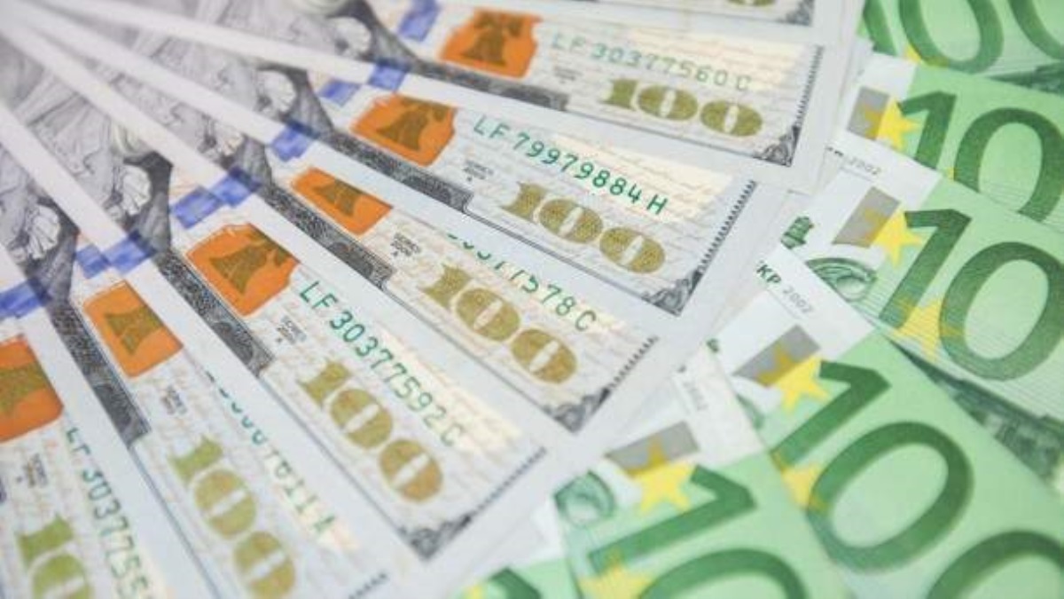 Курс евро пробил психологическую отметку, а доллар подорожал