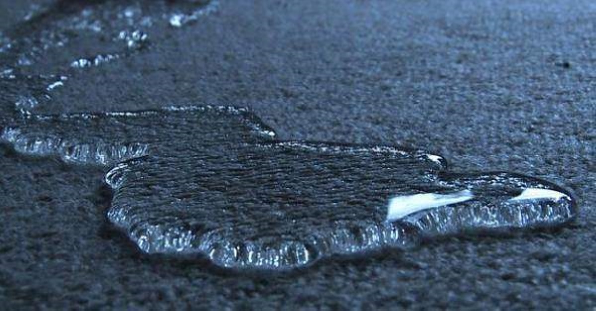 Почему некоторые люди, прежде чем зайти в дом, льют на пол воду