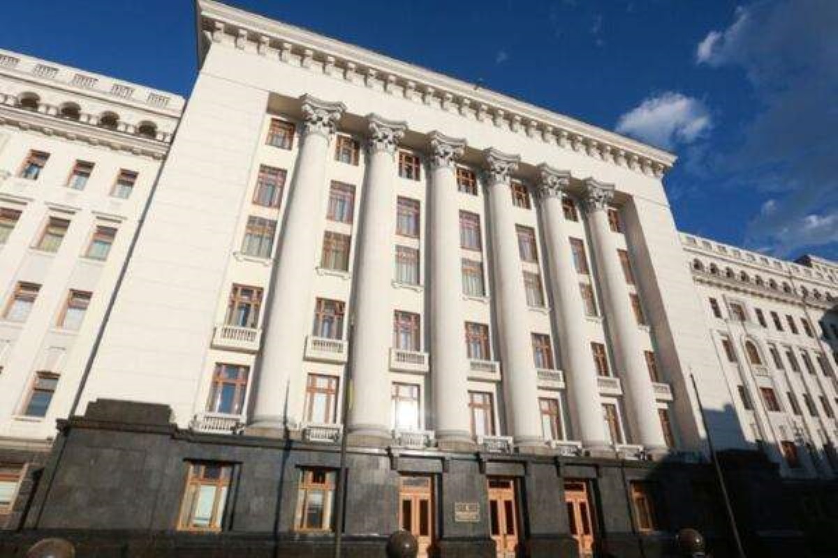 Зеленскому предложили съехать с Банковой на левый берег