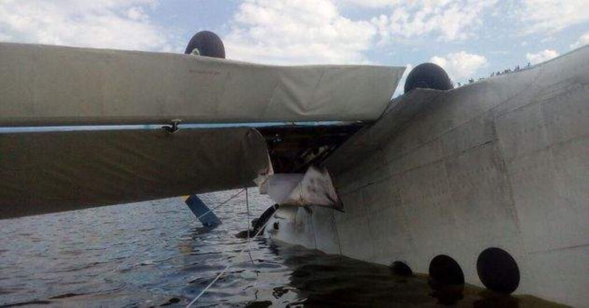 В Киеве в озеро упал самолет с людьми: все подробности ЧП