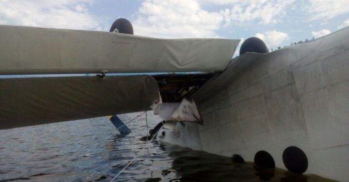 В Киеве в озеро упал самолет с людьми: все подробности ЧП