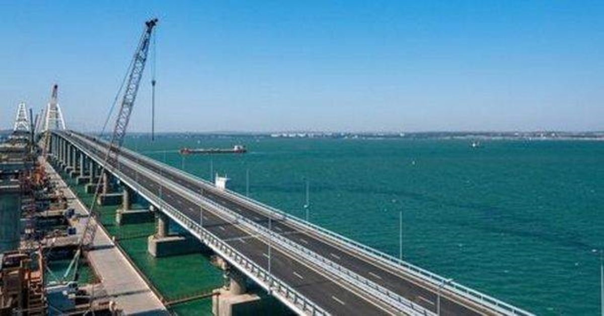 Крымский мост переполнен караванами туристических автобусов