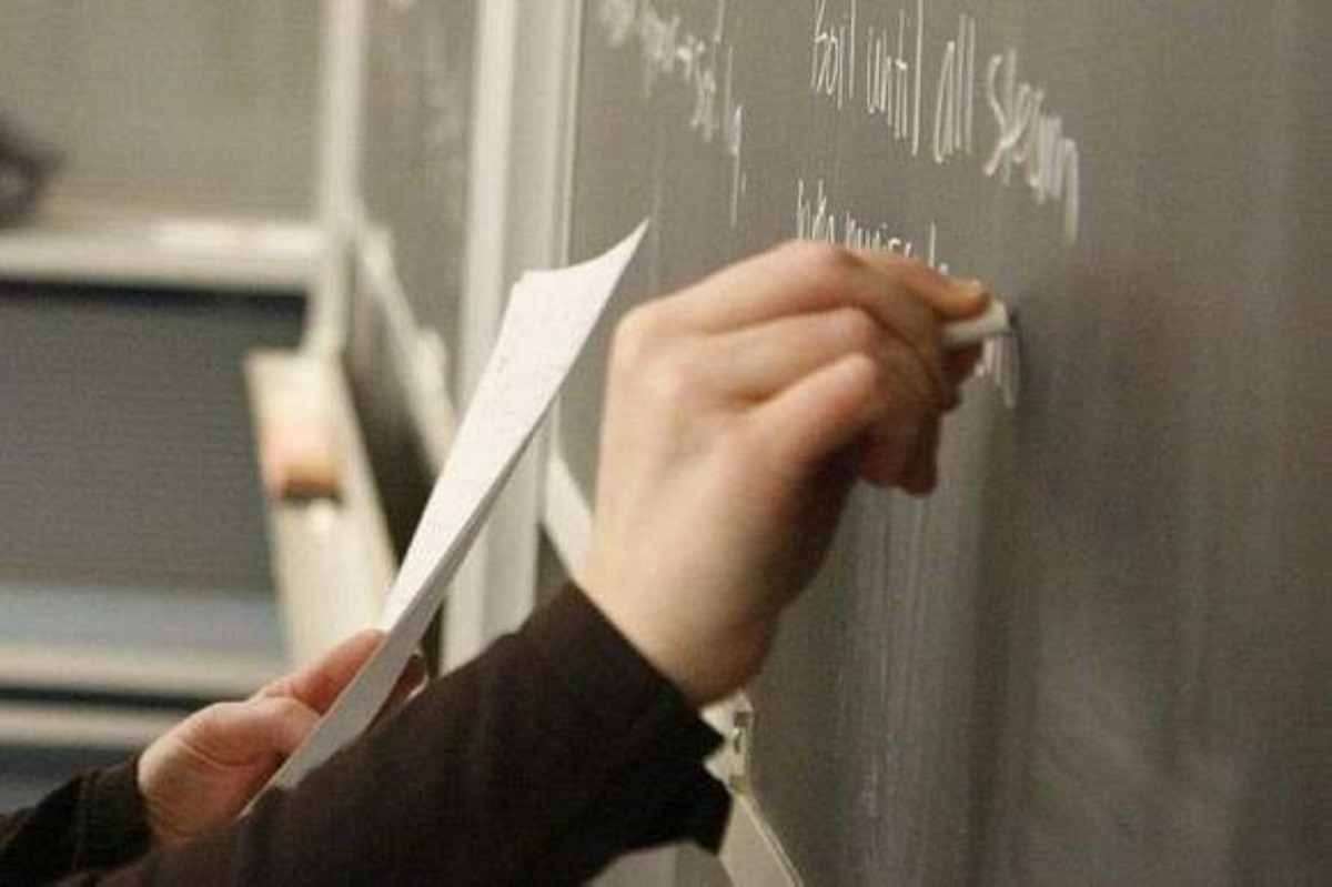 В России первоклашек заставили писать на доске малопристойное слово