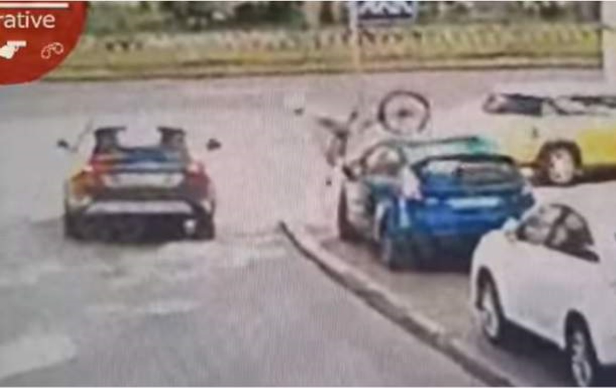 В Киеве велосипедист протаранил головой авто. Видео