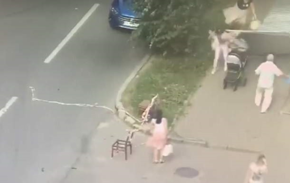 В Харькове на мать с детьми упал железный забор. Видео