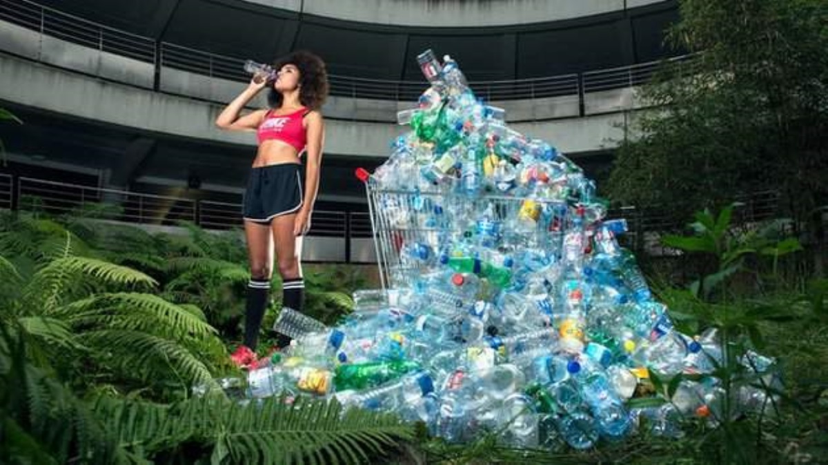 Каждую неделю человек «съедает» банковскую карточку, а за месяц — вешалку для одежды