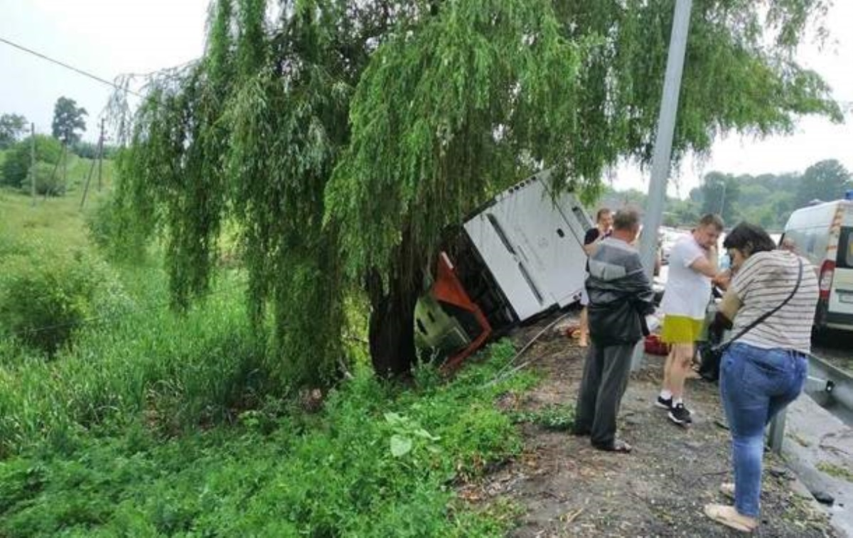 В Винницкой области перевернулся автобус: много пострадавших