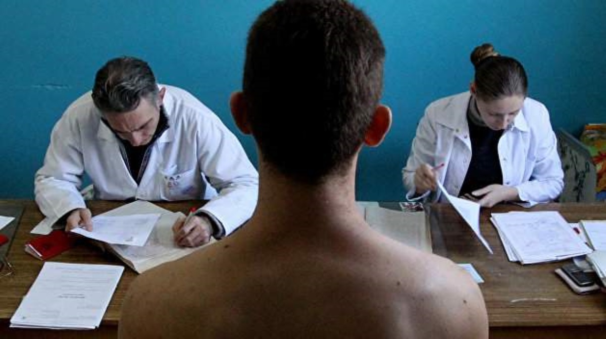 В Киеве мужчину посреди улицы "замели" в армию