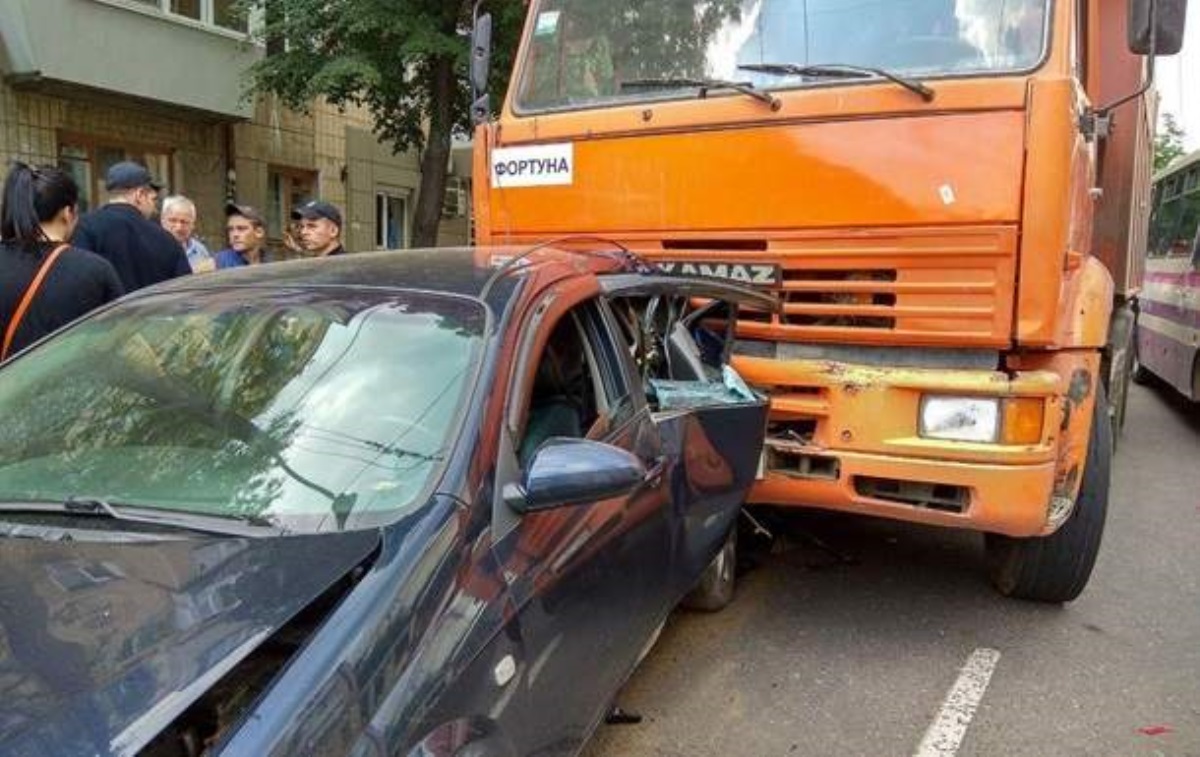 Масштабное ДТП в Одессе: столкнулись семь авто. Видео