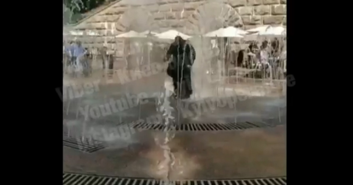 Теперь вода святая? Жара загнала священника в фонтане в центре Киева