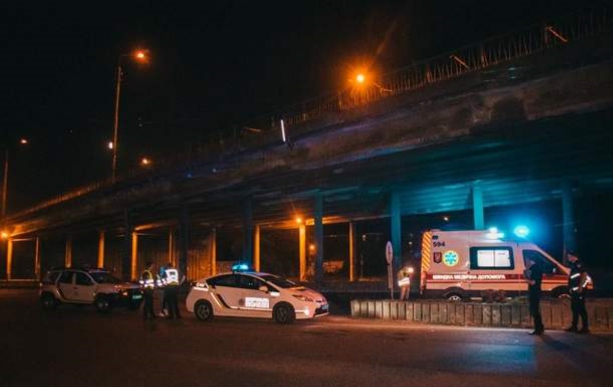В Киеве мужчина упал с моста на проспект Бандеры