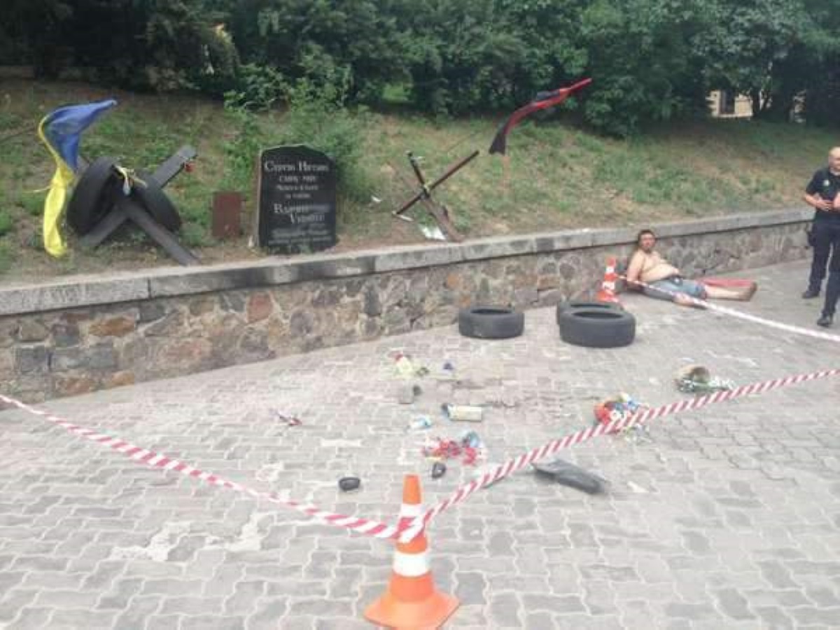 В Киеве разгромили памятник Сергею Нигояну