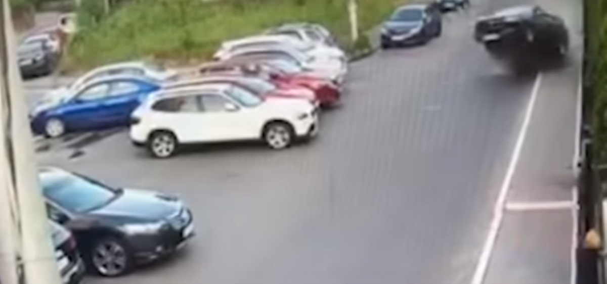 В Киеве авто взлетело в воздух: момент ДТП попал на видео