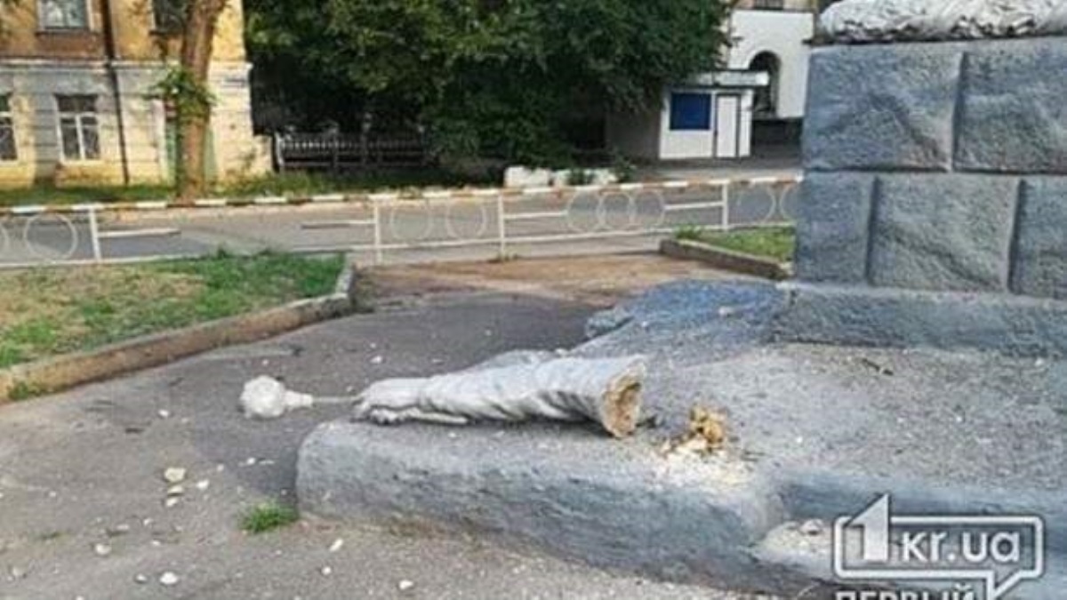 В родном городе Зеленского от памятника Хмельницкому отвалилась рука с булавой. Фото