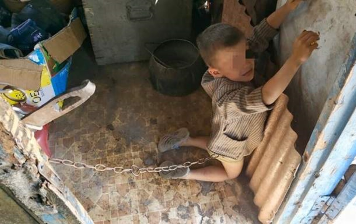 В Луганской области родители держали на цепи маленького ребенка. Фото