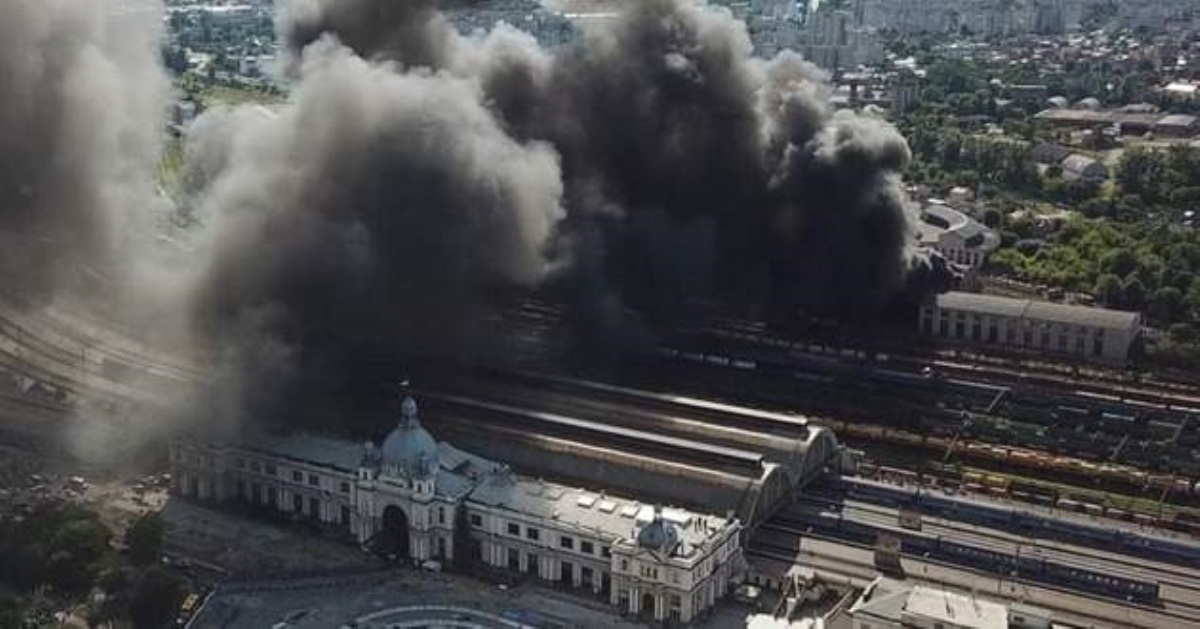 Есть опасность взрыва: во Львове вспыхнул пожар на вокзале