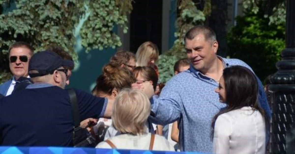 Сеть возмутил семейный поход Юзика на выборы в Раду